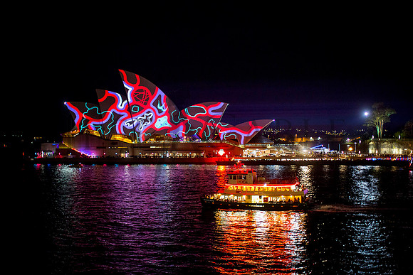 Vivid%20Sydney_Sydney_Opera_House_Living_Mural_Universal_Everything_Credit_Destination_NSW_JH017_25pct